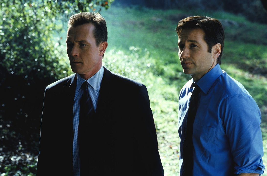 Doggett (Robert Patrick, l.) und Mulder (David Duchovny, r.) haben großen Sorgen, weil Scully wegen Komplikationen ins Krankenhaus eingeliefert wurd... - Bildquelle: TM +   2000 Twentieth Century Fox Film Corporation. All Rights Reserved.