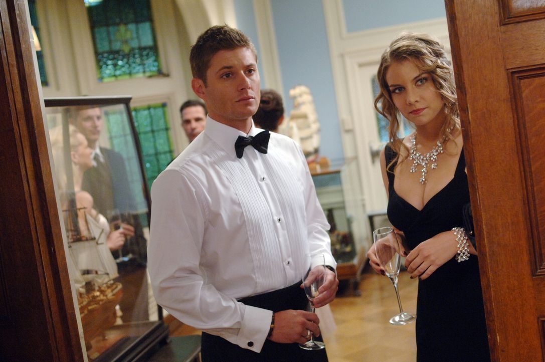 Bela (Lauren Cohan, r.) versucht Sam und Dean (Jensen Ackles, l.) beim Lösen ihres mysteriösen Falles zu helfen. Doch sie handelt nicht ganz selbstl... - Bildquelle: Warner Bros. Television