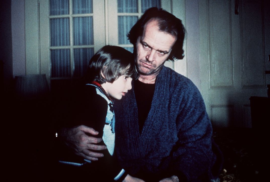 Der kleine Danny (Danny Lloyd, l.) fühlt sich in seiner neuen Umgebung nicht sehr wohl. Sein Vater Jack (Jack Nicholson, r.) versucht, ihn zu beruhi... - Bildquelle: Warner Bros.