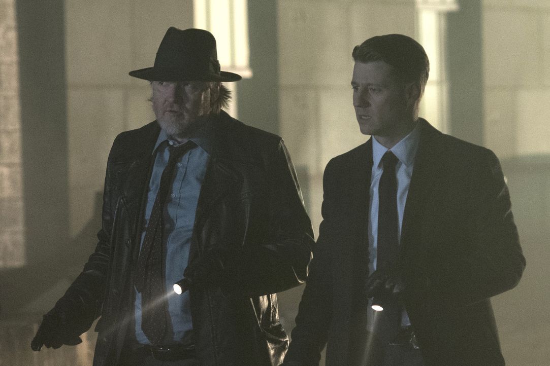 Während sich Bullock (Donal Logue, l.) und Gordon (Ben McKenzie, r.) mit einer Gruppe Bösewichte herumärgern müssen, erhält Barbara ein besonderes A... - Bildquelle: 2017 Warner Bros.