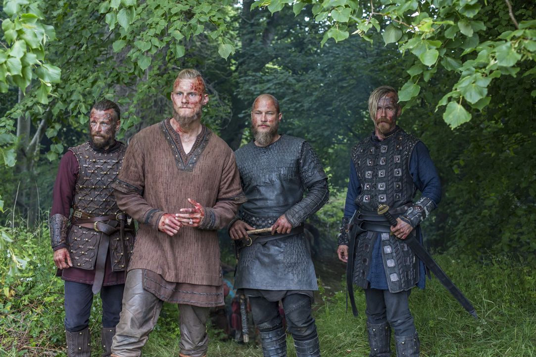 Brechen zu einem weiteren Beutezug nach Paris auf: Ragnar (Travis Fimmel, 2.v.r.), Bjorn (Alexander Ludwig, 2.v.l.), Harald (Peter Franzen, l.) und... - Bildquelle: 2016 TM PRODUCTIONS LIMITED / T5 VIKINGS III PRODUCTIONS INC. ALL RIGHTS RESERVED.
