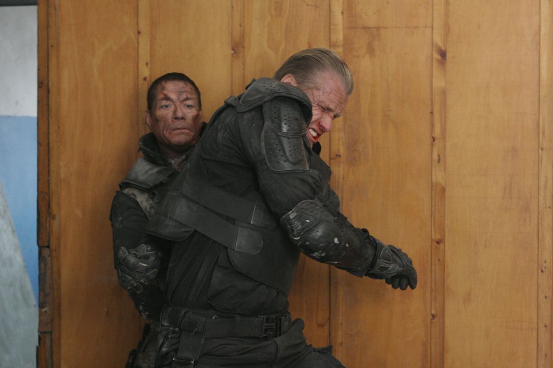 Wie in alten Zeiten: Frisch aus der Psychotherapie entlassen, trifft Luc Deveraux (Jean-Claude van Damme, l.) auf seinen inzwischen geklonten und st... - Bildquelle: 2009, Signature Pictures, Foresight Unlimited
