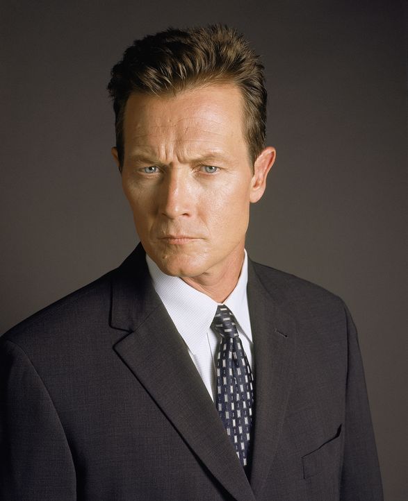 (8. Staffel) - Skinners neuer Vorgesetzter Kersh beauftragt FBI-Agent John Doggett (Robert Patrick) mit der Suche nach dem verschwundenen Fox Mulder. - Bildquelle: TM +   2000 Twentieth Century Fox Film Corporation. All Rights Reserved.