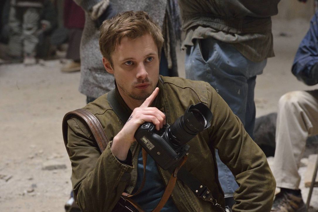 Ein traumatisierendes Erlebnis in Syrien verfolgt den Kriegsfotografen Damien Thorn (Bradley James) und zwingt ihn schließlich, sich mit seiner wahr... - Bildquelle: Ben Mark Holzberg 2016 A&E Television Network, LLC. All rights reserved.