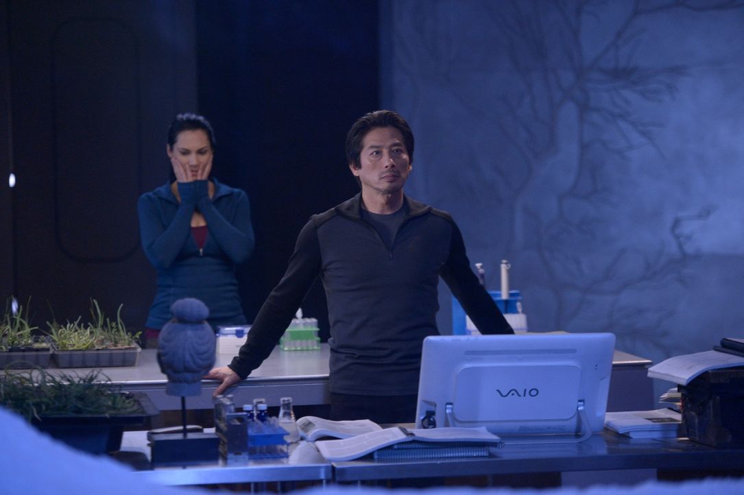 Während Hataka (Hiroyuki Sanada, r.) bereits ahnt, dass etwas weitaus Größeres auf sie zukommt, hofft Julia (Kyra Zagorsky, l.), noch Schlimmeres ve... - Bildquelle: 2014 Sony Pictures Television Inc. All Rights Reserved.