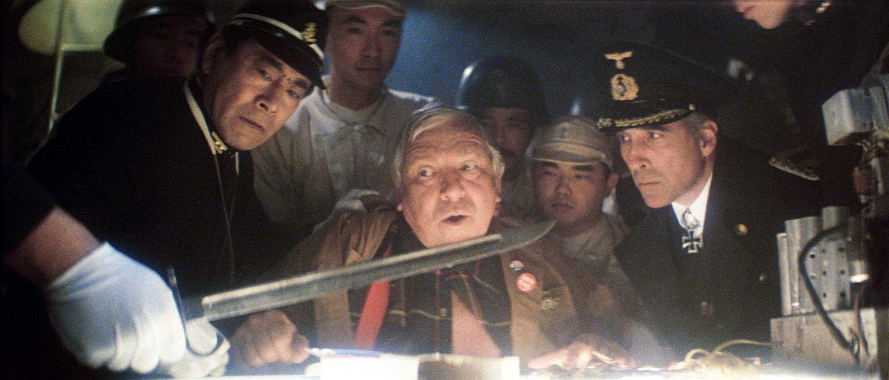 Kommandeur Mitamura (Toshiro Mifune, l.) und Von Kleinschmidt (Christopher Lee, r.) versuchen, Hollywood als "kriegswichtiges Potential" zu vernicht... - Bildquelle: Universal Pictures