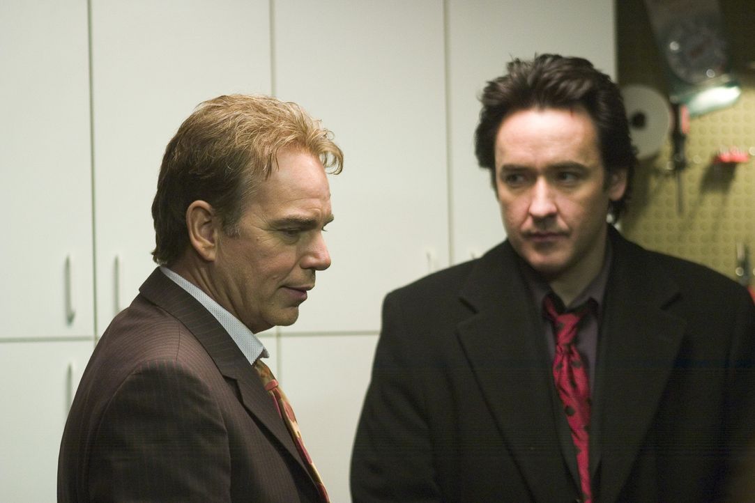 Man gönnt sich ja sonst nichts, und so soll die diesjährige Bescherung für den Mafiaanwalt Charlie (John Cusack, r.) und seinem abgebrühten Kump... - Bildquelle: 2005 Focus Features LLC. All Rights Reserved.