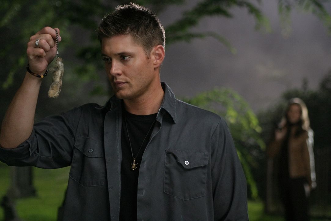 Noch ahnt Dean (Jensen Ackles, l.) nicht, was passiert, wenn man in Besitz der verzauberten Hasenpfote ist .... - Bildquelle: Warner Bros. Television