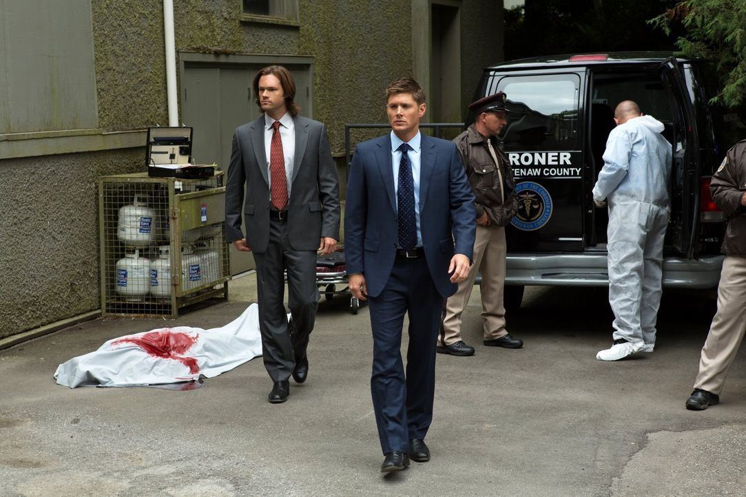 Als ein Mensch durch einen Biss getötet wird, suchen Sam (Jared Padalecki, l.) und Dean (Jensen Ackles, 2.v.r.) nach dem Grund für den mysteriösen T... - Bildquelle: Warner Bros. Television