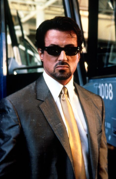 Ein Mann der Tat: Jack Carter (Sylvester Stallone) ermittelt auf eigene Faust. - Bildquelle: Warner Bros.