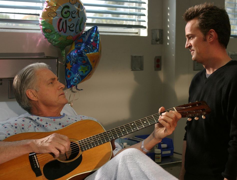Treffen nach Jahren wieder aufeinander:  Gregory Marx (John Bennett Perry, l.) und sein Sohn (Murray (Matthew Perry, r.) ... - Bildquelle: Touchstone Television