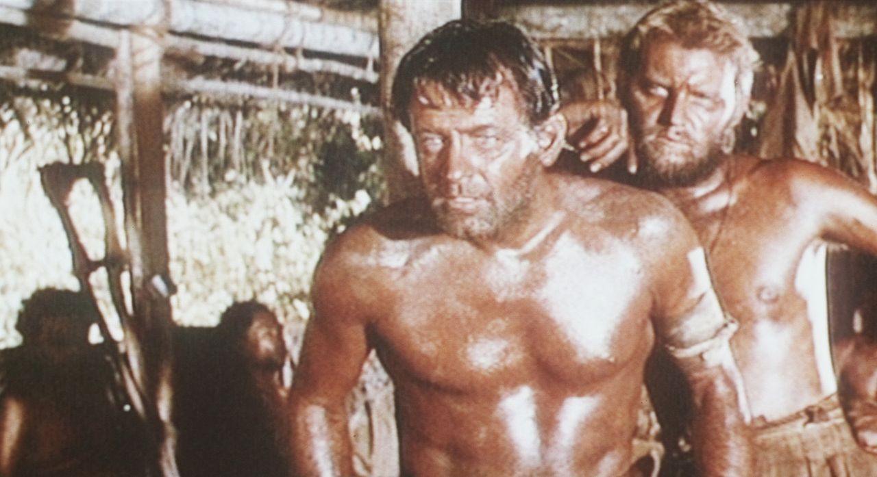 Der Amerikaner Shears (William Holden, l.) plant seine Flucht aus dem Kriegsgefangenenlager ...