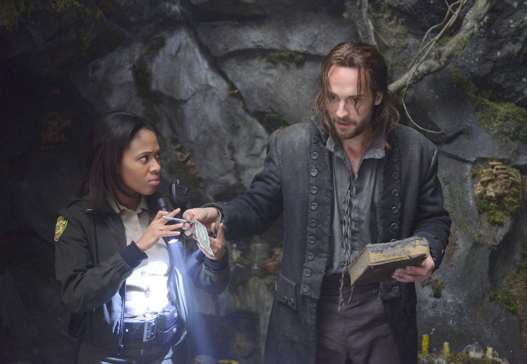 Nehmen gemeinsam den Kampf gegen die dunklen Mächte in Sleepy Hollow auf: Ichabod Crane (Tom Mison, r.) und Lt. Abbie Mills (Nicole Beharie, l.) ... - Bildquelle: 2013 Twentieth Century Fox Film Corporation. All rights reserved.