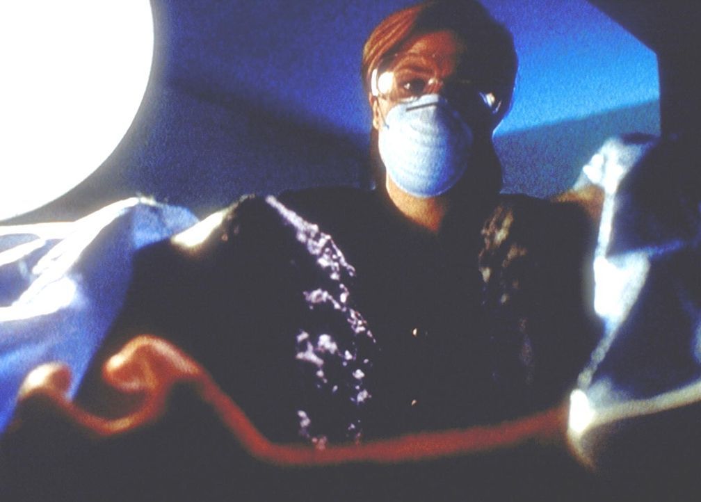 Scully (Gillian Anderson) stellt bei der Autopsie des Gefängnisdirektors fest, dass dessen Körper ohne irgendwelche Werkzeuge in zwei Hälften zertei... - Bildquelle: TM +   2000 Twentieth Century Fox Film Corporation. All Rights Reserved.