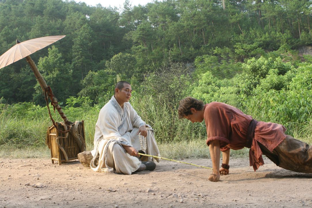 Als dem Mönch (Jet Li, l.) bewusst wird, wen er da vor sich hat, tut er alles, um Jason (Michael Angarano, r.) auf seine überaus wichtige Aufgabe vo... - Bildquelle: 2008 J&J Project LLC. ALL RIGHTS RESERVED.