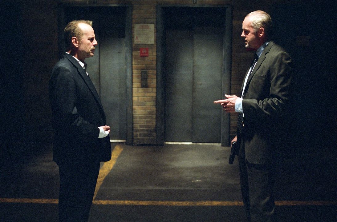 Der Polizist Jack Mosley (Bruce Willis, l.) soll den Ganoven Eddie Bunker vom Revier zum Gericht bringen. Das aber möchte sein Kollege Detective Fra... - Bildquelle: Nu Image