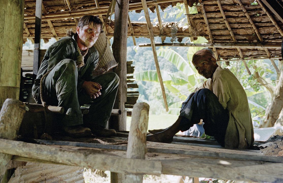 Wird es dem amerikanischen Kampfpiloten Dieter Dengler (Christian Bale, l.) gelingen die Dschungel-Hölle jemals lebend zu verlassen? - Bildquelle: Lena Herzog 2006 Top Gun Productions, LLC. All Rights Reserved.
