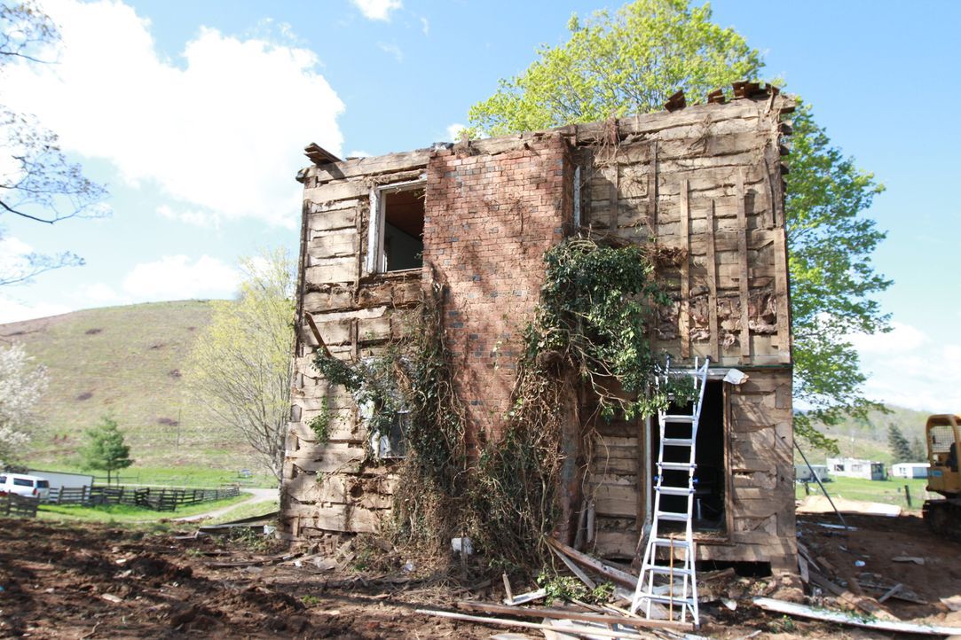 Die Scheunen-Profis spüren uralte Scheunen auf, kaufen sie und bauen sie so um, dass sie wieder bewohnbar sind. - Bildquelle: 2015, DIY Network/Scripps Networks, LLC. All Rights Reserved.