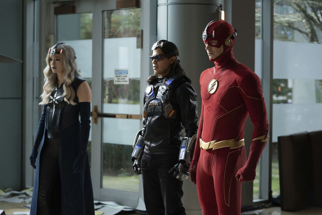 Mecha-Vibe (Carlos Valdes, Mitte); The Flash (Grant Gustin, r.) - Bildquelle: Warner Bros. Entertainment Inc. All Rights Reserved.