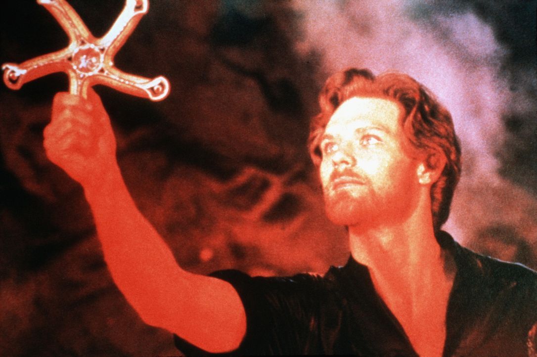 Prinz Colwyn (Ken Marshall) hält die magische Waffe, ein Wurfschwert mit fünf Klingen, in Händen ... - Bildquelle: Columbia Pictures