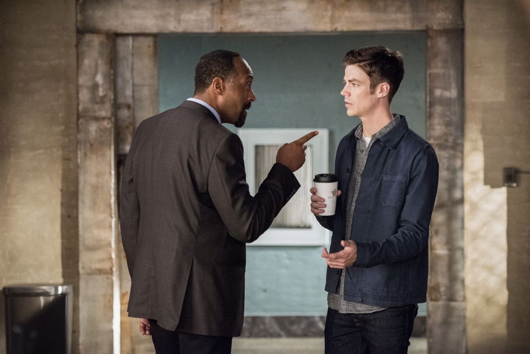 Als nicht einmal Joe (Jesse L. Martin, l.), dem durch die ganzen Veränderungen verwirrten, Barry (Grant Gustin, r.) weiterhelfen kann, sucht dieser... - Bildquelle: 2016 Warner Bros.