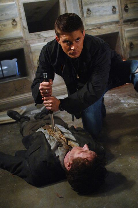 Zwei Menschen sterben kurz vor Halloween in einem kleinen Dorf unter mysteriösen Umständen. Dean (Jensen Ackles, r.) und Sam gehen dem nach ... - Bildquelle: Warner Bros. Television