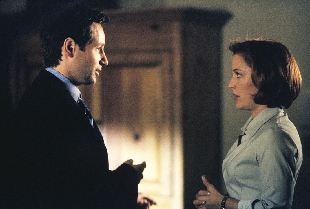 In schweren Situation denkt Scully (Gillian Anderson, r.) gerne an Mulder (David Duchovny, l.) zurück. - Bildquelle: TM +   2000 Twentieth Century Fox Film Corporation. All Rights Reserved.