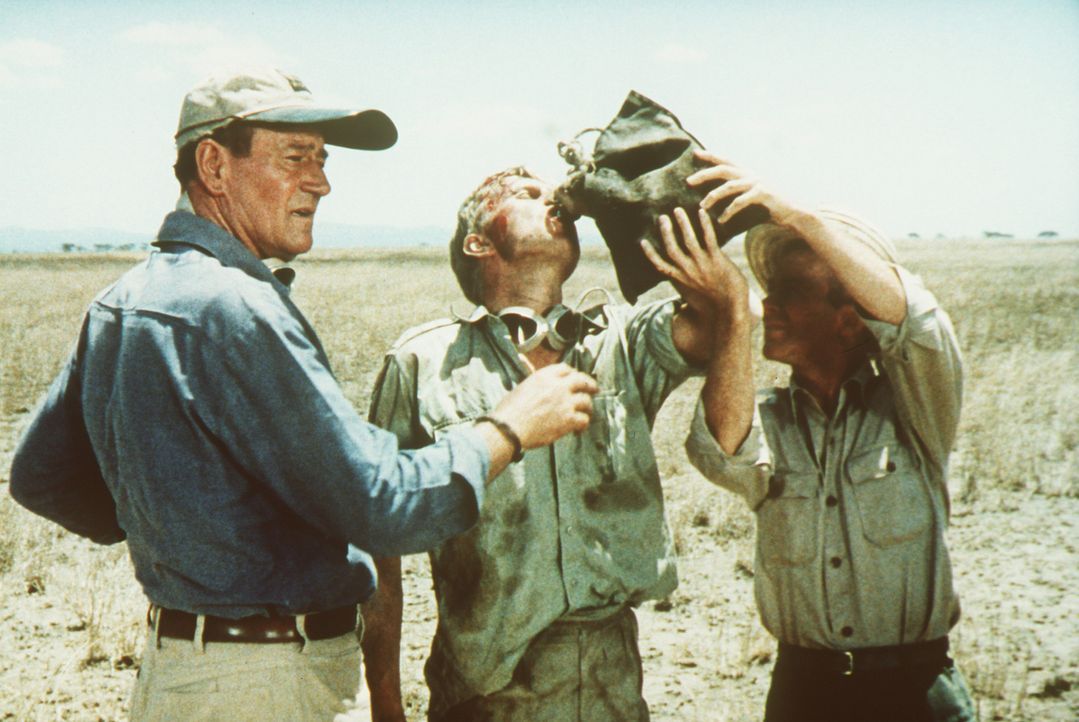Jagen macht durstig: Sean Mercer (John Wayne, l.), Kurt Stahl (Hardy Krüger, M.) und Pockets (Red Buttons, r.) gönnen sich eine Pause von ihrem anst... - Bildquelle: Paramount Pictures