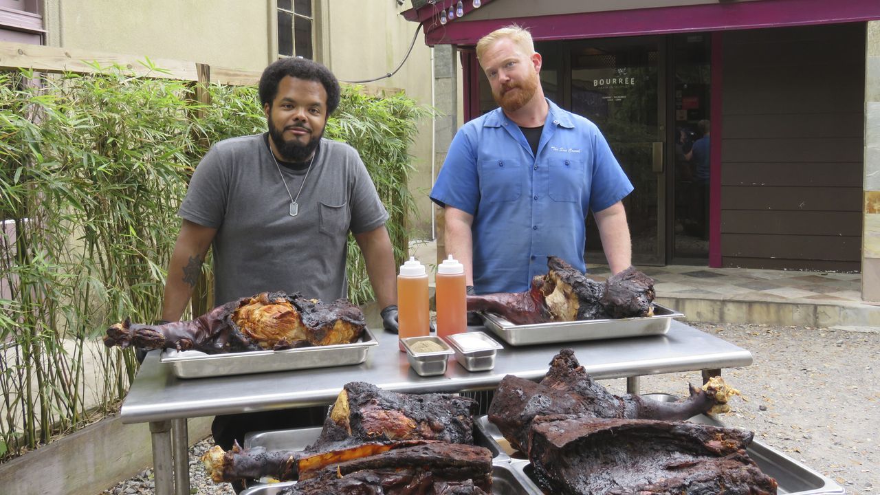 Roger Mooking (l.) - Bildquelle: 2019, Cooking Channel, LLC. All Rights Reserved.