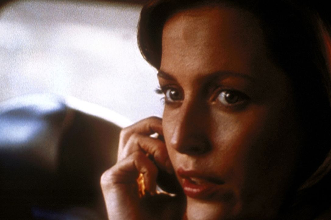 Noch ahnt Scully (Gillian Anderson) nicht, dass sie einen verhängnisvollen Fehler begeht, als sie dem Raucher vertraut ... - Bildquelle: TM +   2000 Twentieth Century Fox Film Corporation. All Rights Reserved.