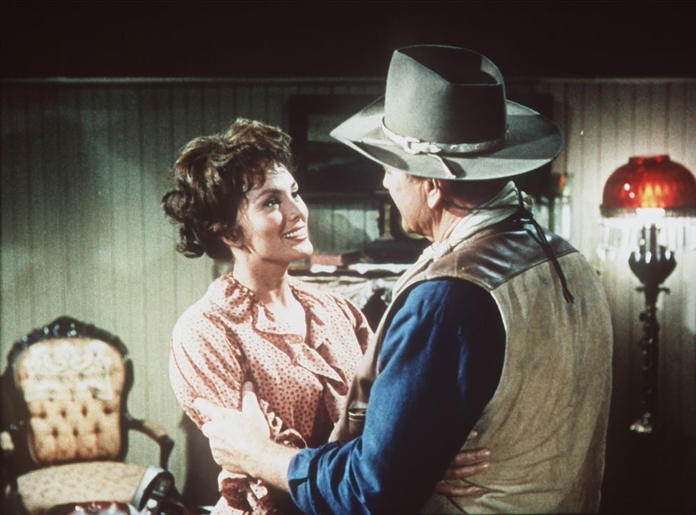 Der raubeinige Revolverheld Cole Thornton (John Wayne, r.) kehrt nach El Dorado zurück - dort trifft er auf seine alte Liebe Maudie (Charlene Holt,... - Bildquelle: Paramount Pictures