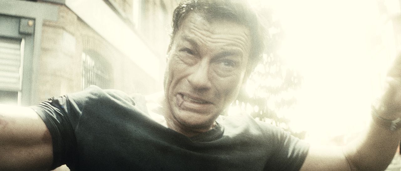 Riskiert alles, um die Geiseln zu befreien und sich selbst zu rehabilitieren: der belgische Filmschauspieler J.C.V.D. (Jean-Claude Van Damme) ... - Bildquelle: 2008 Samsa Film & Gaumont. All Rights Reserved.