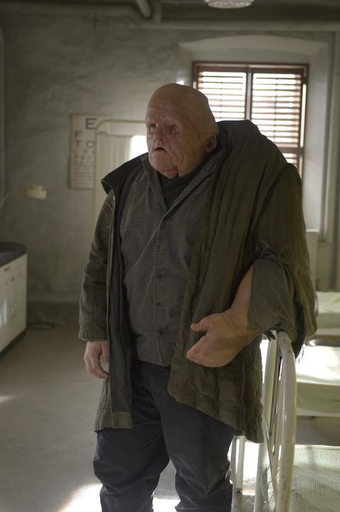 Landry (Sean Tucker) hat mit den Folgen des Eingriffs zu kämpfen ... - Bildquelle: Philippe Bosse 2014 Syfy Media, LLC