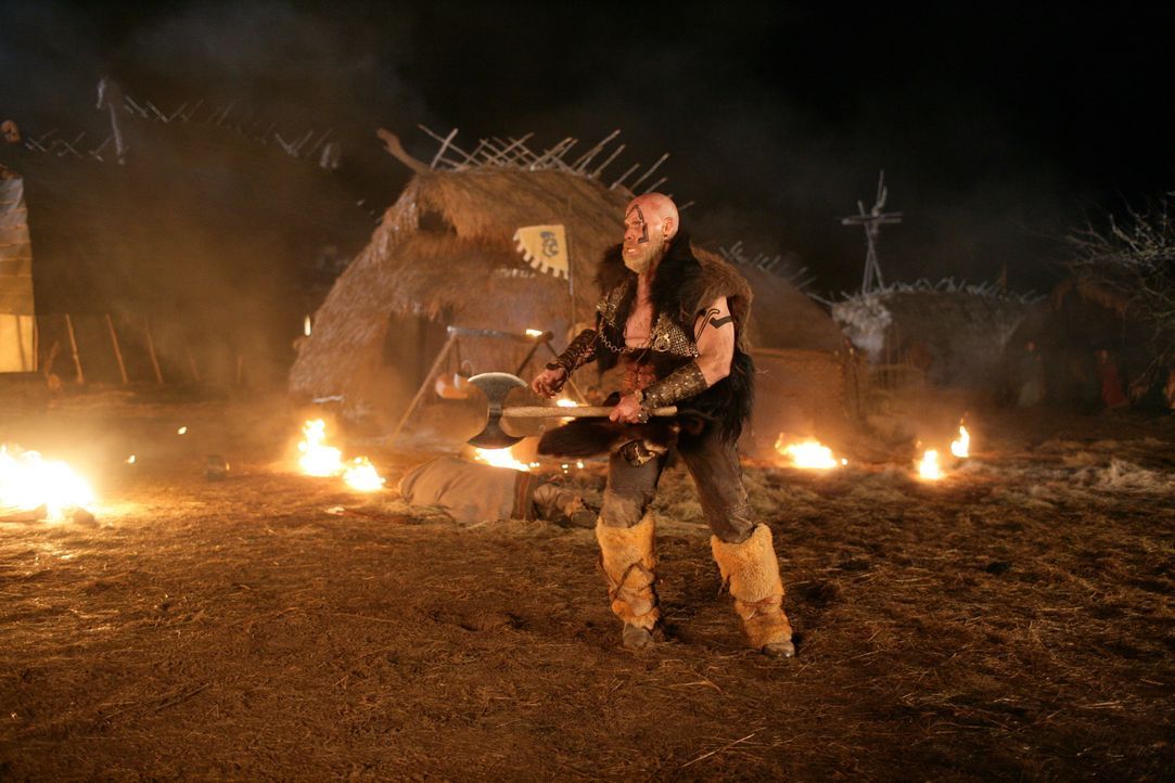 Muss gegen ein tollwütiges Monster aus dem All antreten: Wikinger-König Gunnar (Ron Perlman) ... - Bildquelle: Telepool