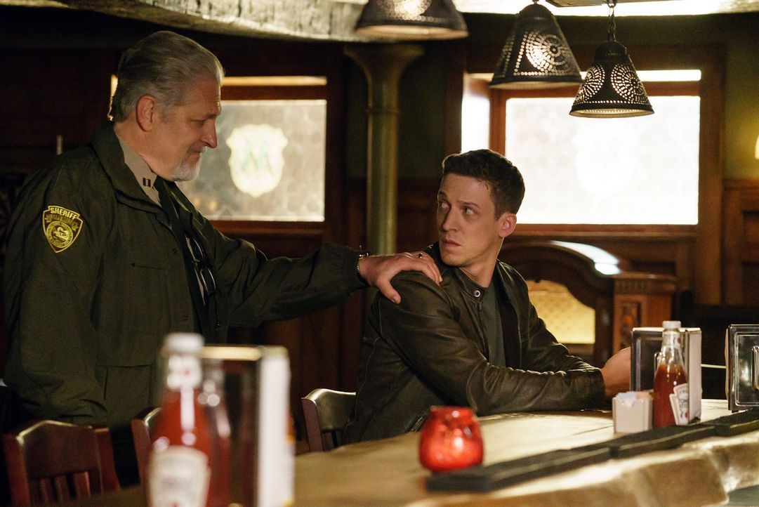 Ein unerwartetes Wiedersehen auf einer anderen Ebene: Sheriff Corbin (Clancy Brown, l.) und Joe (Zach Appelman, r.) ... - Bildquelle: 2015-2016 Fox and its related entities.  All rights reserved.