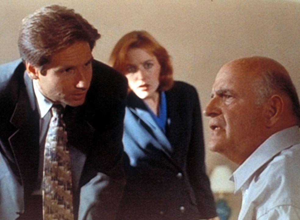 Bei ihren Ermittlungen in einer Mordserie an Wahrsagern stoßen Mulder (David Duchovny, l.) und Scully (Gillian Anderson, M.) auf Clyde Bruckman (Pet... - Bildquelle: TM +   Twentieth Century Fox Film Corporation. All Rights Reserved.