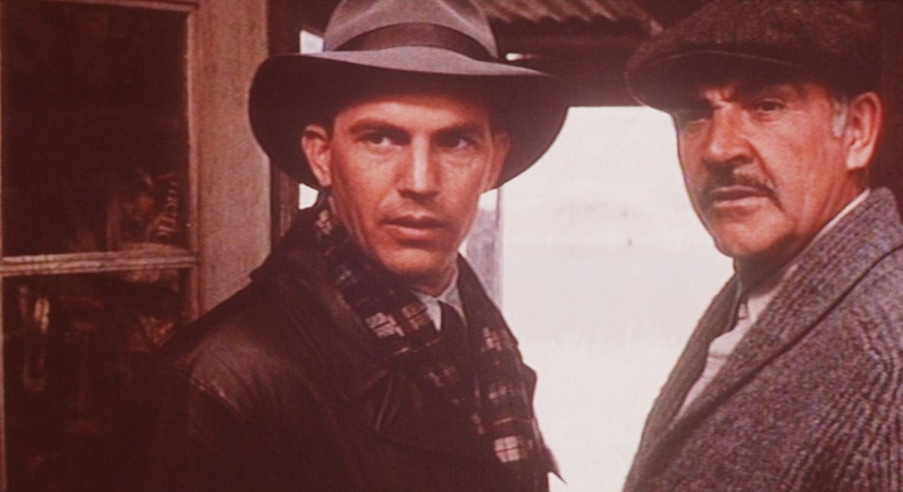 Jimmy Malone (Sean Connery, r.) bringt dem Spezialagent Eliot Ness (Kevin Costner, l.) die Grundregeln des Straßenkampfs bei ... - Bildquelle: Paramount Pictures