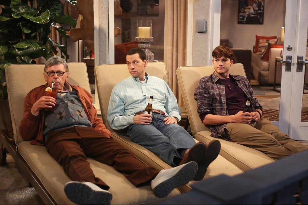 Sid Olsen (Jon Cryer, l.),  Alan Harper (Jon Cryer, M.) und Walden (Ashton Kutcher, r.) führen wichtige Männergespräche ... - Bildquelle: Warner Bros. Television