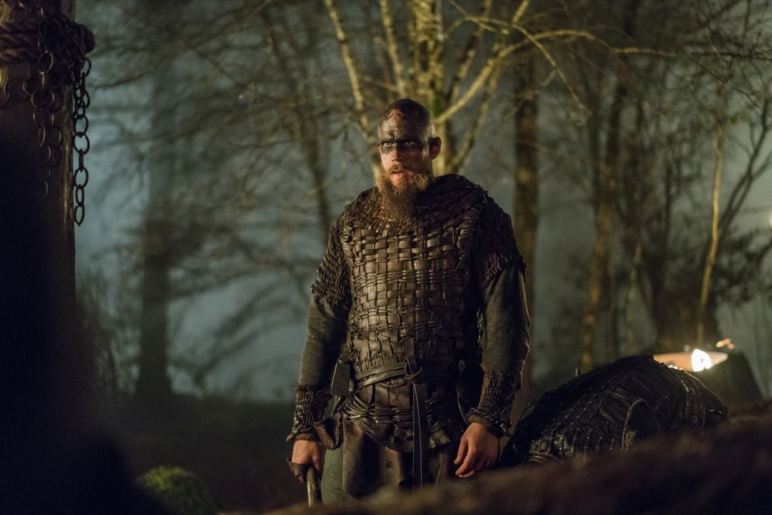 Zieht in die Schlacht, um Ragnar zu rächen: Floki (Gustaf Skarsgård) ... - Bildquelle: 2016 TM PRODUCTIONS LIMITED / T5 VIKINGS III PRODUCTIONS INC. ALL RIGHTS RESERVED.