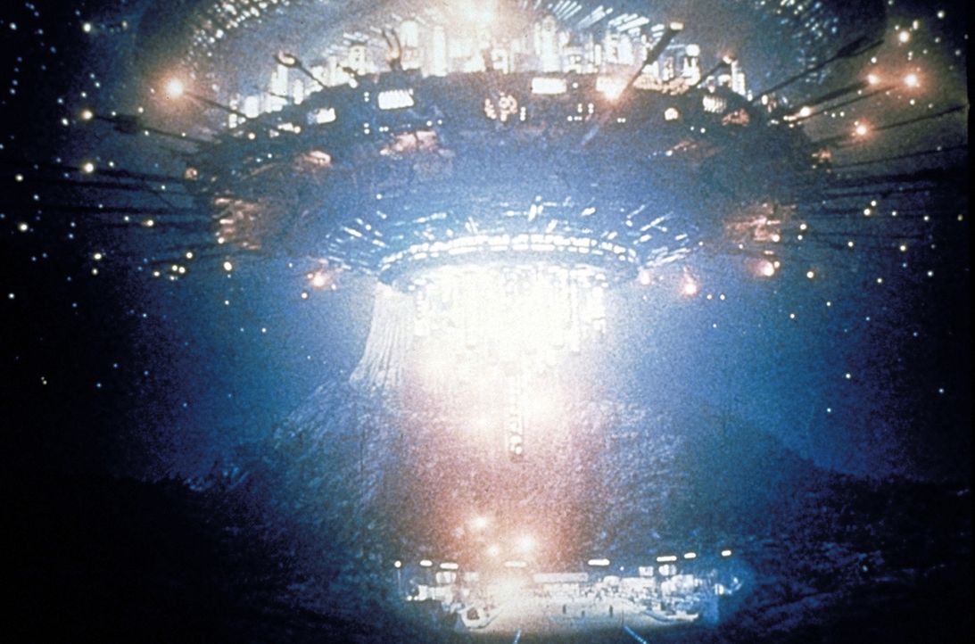 In einer kleinen Stadt in den USA werden unerklärliche Lichterscheinungen beobachtet, ein Stromausfall verdunkelt den ganzen Ort - nur ein UFO ist... - Bildquelle: Columbia Pictures