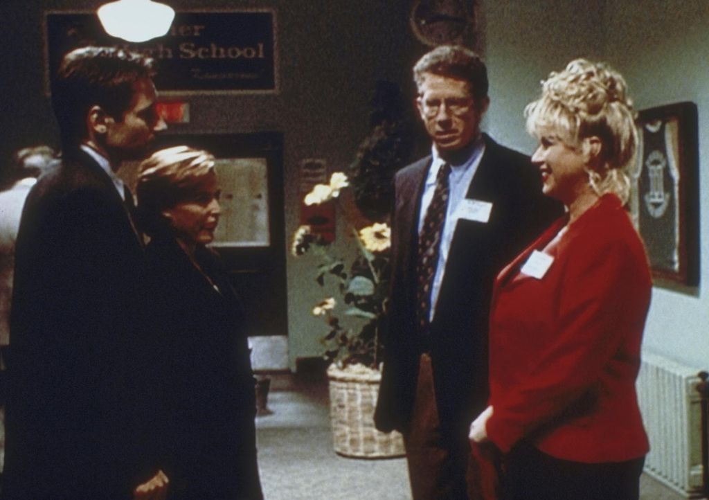Mulder (David Duchovny, l.) und Scully (Gillian Anderson, 2.v.l.) versuchen nach Kräften, die alten Jugendfreunde Holman Hardt (David Manis) und She... - Bildquelle: TM +   2000 Twentieth Century Fox Film Corporation. All Rights Reserved.