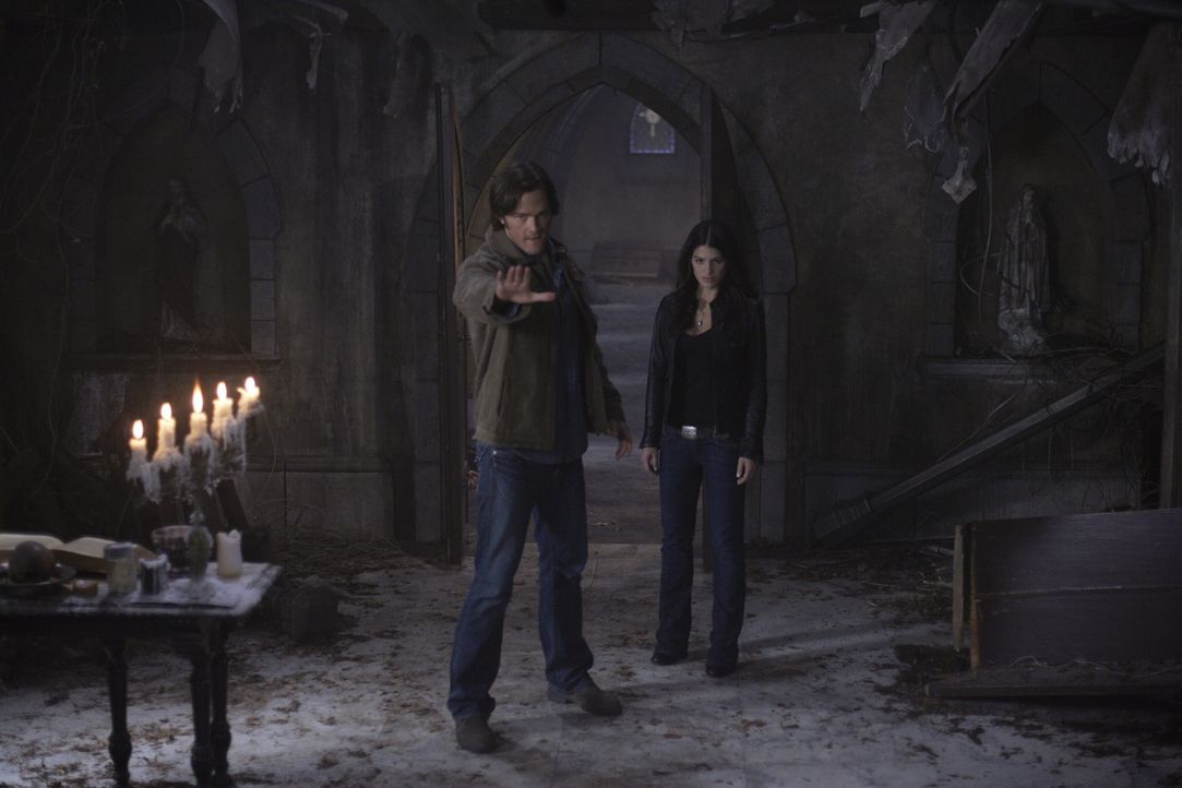 Das Ende ist nah: Sam (Jared Padalecki, l.) hilft Ruby (Genevieve Cortese, r.) bei einem letzten Versuch, Lilith zu töten, während Castiel und Zacha... - Bildquelle: Warner Bros. Television
