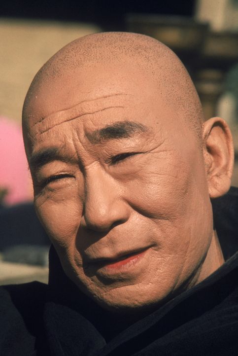 Einst war er der Lehrer des Kung-Fu Kämpfers Kwai Chang Caine. Doch dann wird er ermordet: Meister Po (Keye Luke) ... - Bildquelle: Warner Bros.