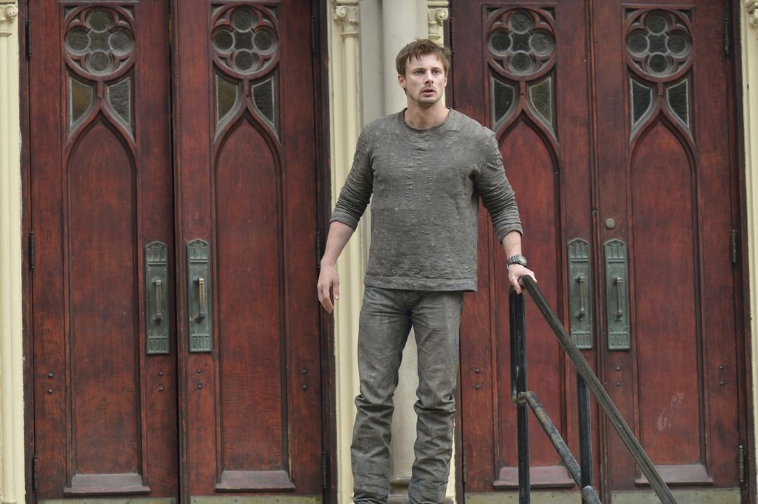 An seinem 30. Geburtstag wird das Leben von Kriegsfotograf Damien Thorn (Bradley James) vollkommen auf den Kopf gestellt und er muss sich damit ause... - Bildquelle: Ben Mark Holzberg 2016 A&E Television Network, LLC. All rights reserved.