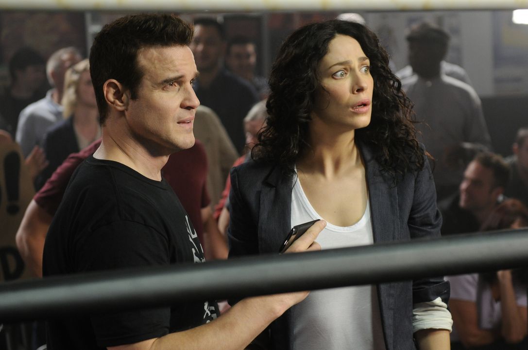 Pete Lattimer (Eddie McClintock, l.); Myka Bering (Joanne Kelly, r.) - Bildquelle: Steve Wilkie 2012 Universal Network Television LLC. ALL RIGHTS RESERVED. / Steve Wilkie