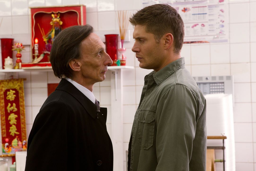 Das Abkommen mit dem Tod (Julian Richings, l.) bringt Dean (Jensen Ackles, r.) in eine missliche Lage und ganz nebenbei auch Sam ... - Bildquelle: Warner Bros. Television