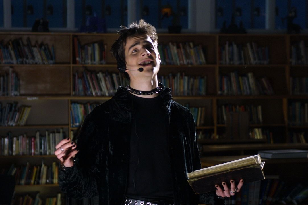 Lex (Kristopher Turner) hat für alles gesorgt: Mit seinem Headset kann er nicht nur Durchsagen im Schulhaus machen - er kann sogar jeden Mucks hören... - Bildquelle: Regent Entertainment