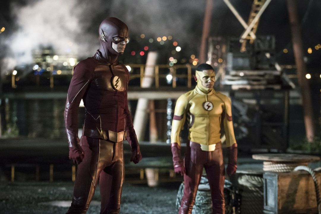 Nicht nur, dass sein alter Bekannter jetzt als Kid Flash (Keiynan Lonsdale, r.) die Stadt beschützt, auch seine anderen alten Freunde scheinen neue,... - Bildquelle: 2016 Warner Bros.