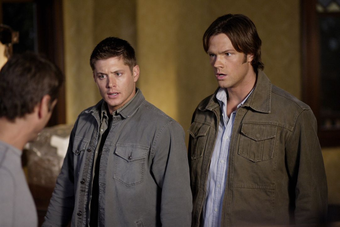 Dean (Jensen Ackles, l.) und Sam (Jared Padalecki, r.) untersuchen ein Haus, das scheinbar verflucht ist, aber als sich herausstellt, dass eine ahnu... - Bildquelle: Warner Brothers