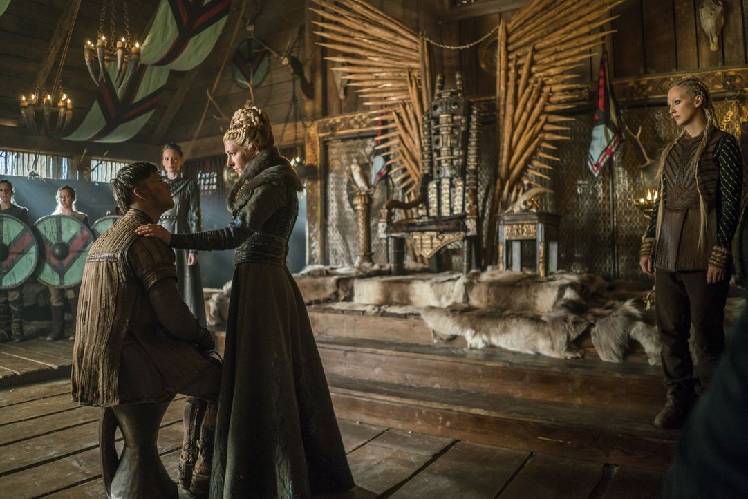 Während Bjorns Schiffe bis zur Iberischen Halbinsel vorgedrungen sind, fordert Ivar (Alex Høgh Andersen, vorne l.) die neue König Lagertha (Katheryn... - Bildquelle: 2016 TM PRODUCTIONS LIMITED / T5 VIKINGS III PRODUCTIONS INC. ALL RIGHTS RESERVED.